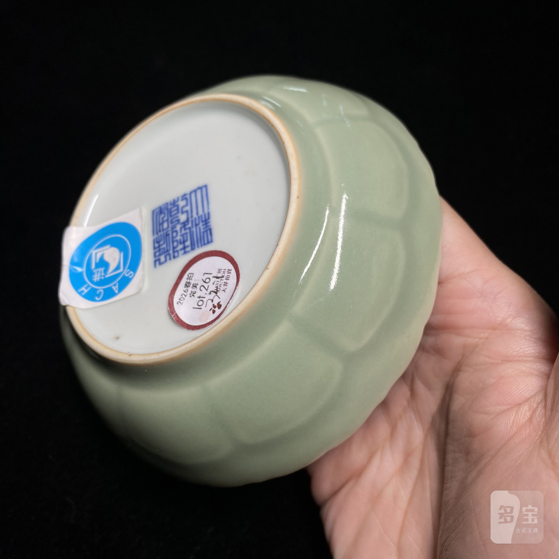 清乾隆 青釉模印莲瓣纹花口小盘一对 - 图7